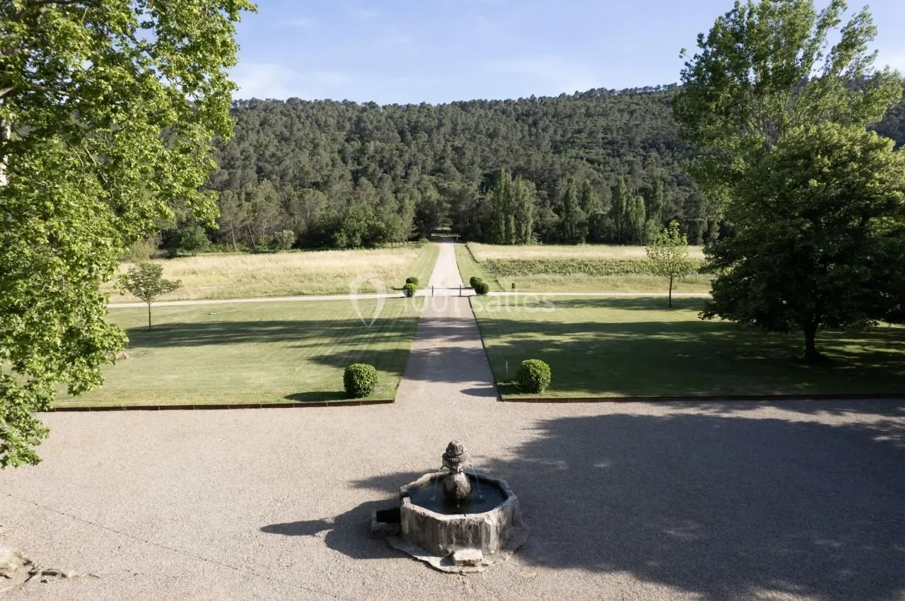 Terrasse, fontaine et prairie